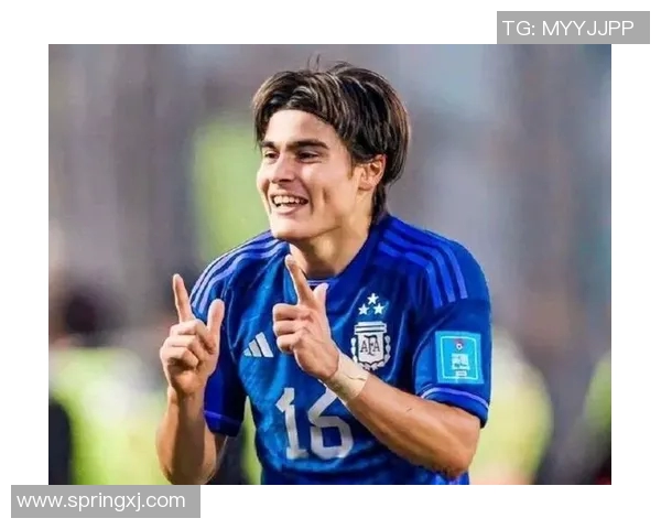 足球明星装扮的老头带你领略不一样的青春与活力生活